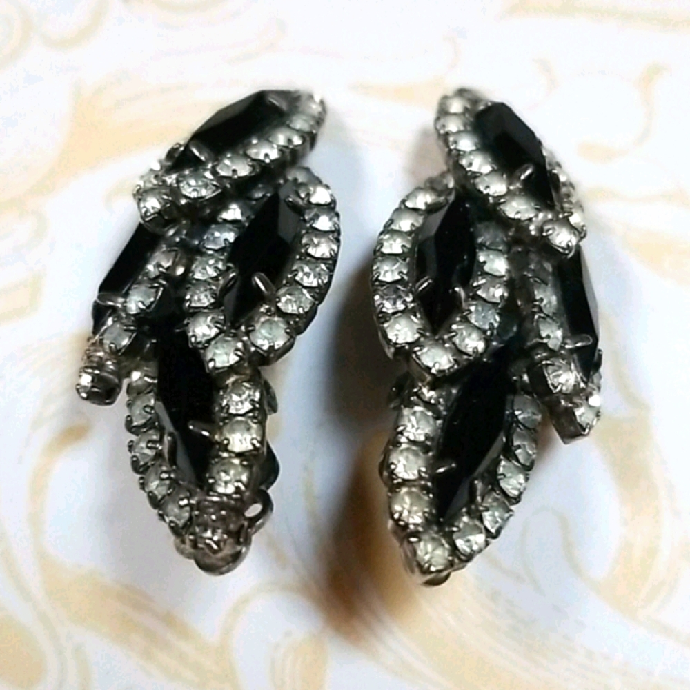 Vintage 1950s Black and Clear Rhinestone Clip Earrings - Picture 14 of 14